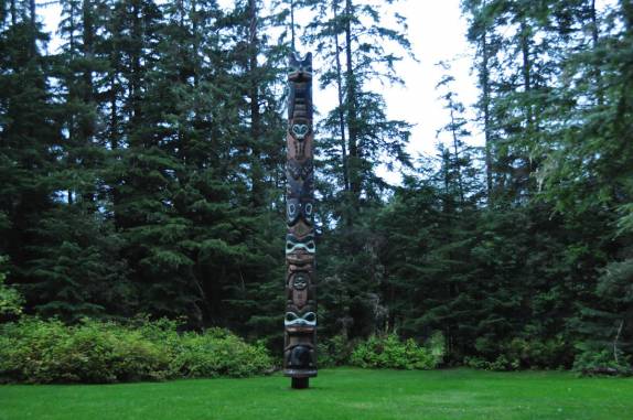 Totem marca o local onde estava a fortaleza Tinglit em parque de Sitka, no sudeste do Alaska